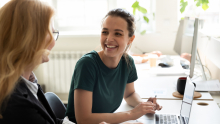 une marraine et sa filleule discutent devant un ordinateur