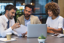 Trois jeunes en réunion de travail